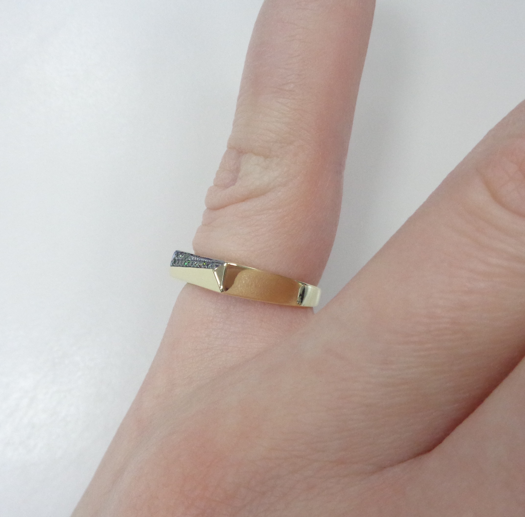 Кольцо из желтого золота с зелеными бриллиантами